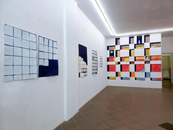 Aufgehoben, Ausstellungsansicht mit Nuage I, nach Charlotte Perriand